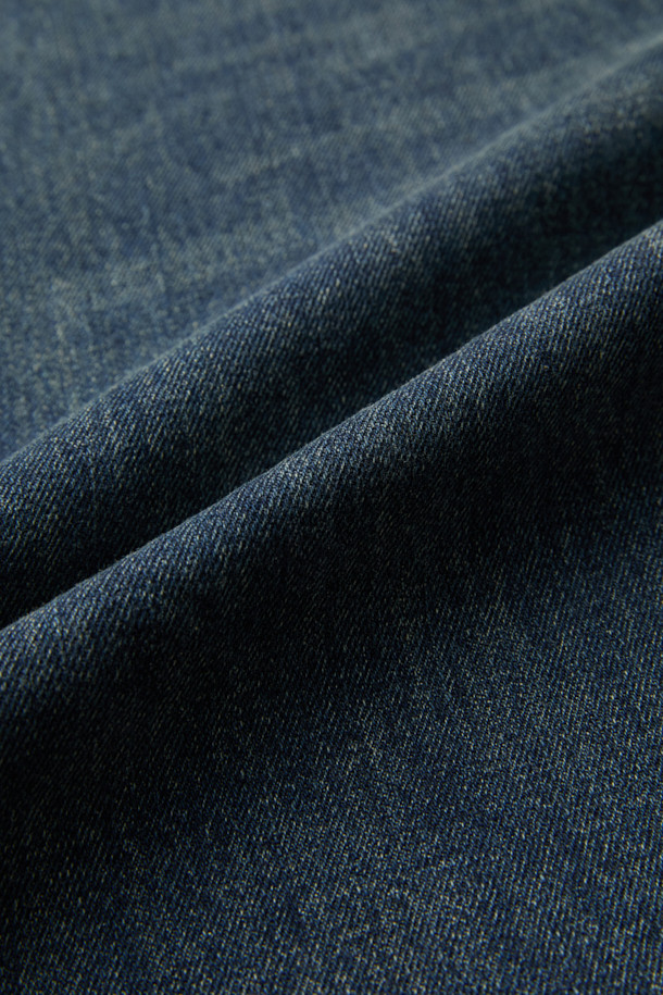 블루 스트레이트 핏 청바지는 남성용 데님 팬츠로, 베이직하고 캐주얼한 스타일을 연출합니다. 봄, 가을에 적합하며, 100% 면 소재로 제작되어 편안한 착용감을 선사합니다. 일자핏으로 다리가 길어 보이는 효과를 주며, 스톤워싱과 과망워싱 기법을 통해 자연스러운 워싱 디테일을 더했습니다. 데이트룩, 쇼핑룩 등 다양한 TPO에 활용 가능하며, 캐주얼, 미니멀, 클래식 스타일을 즐겨 입는 분들께 추천합니다.
