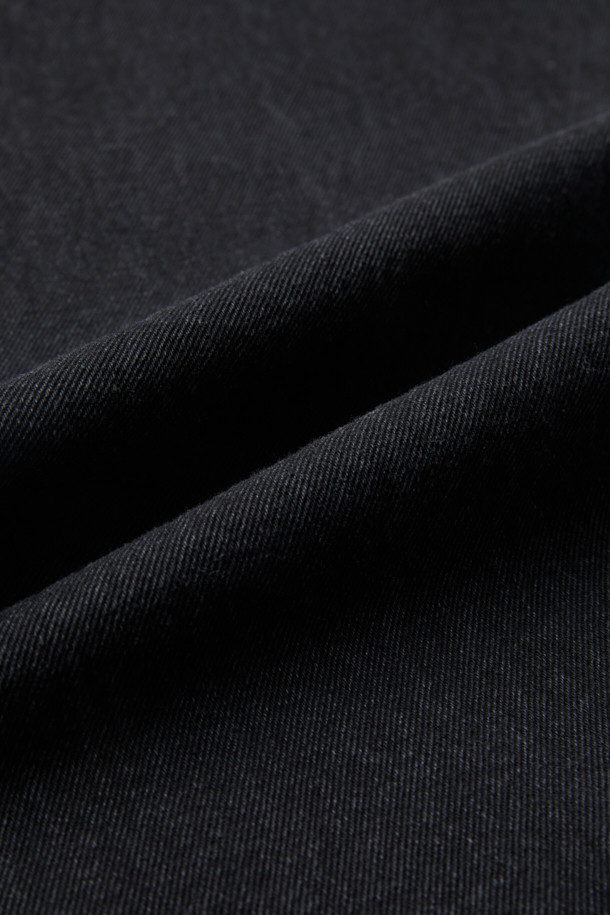 블랙 스트레이트 핏 데님 팬츠는 남녀 모두 착용 가능한 베이직하고 캐주얼한 스타일의 긴 바지입니다. 사계절 내내 활용할 수 있으며, 데이트룩, 쇼핑룩 등 다양한 TPO에 적합합니다. 면과 데님 혼방 소재로 제작되어 편안한 착용감을 선사하며, 스톤워싱 및 과망워싱 처리를 통해 자연스러운 워싱 디테일을 더했습니다. 일자핏의 스트레이트 핏으로 미니멀하고 클래식한 스타일을 연출하기 좋습니다.
