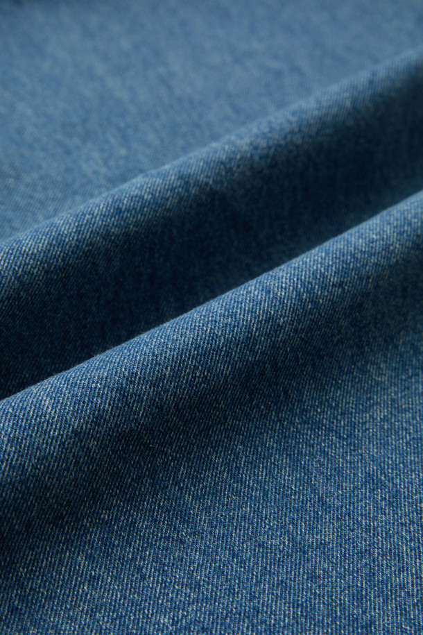 블루 루즈 핏 드로우스트링 청바지는 캐주얼한 스타일을 연출하기 좋은 남성용 데님 팬츠입니다. 면과 데님 혼방 소재로 제작되어 편안한 착용감을 선사하며, 봄, 여름, 가을 계절에 활용하기 좋습니다. 루즈핏으로 활동성을 높였으며, 허리 부분의 스트링과 워싱 가공 디테일이 돋보입니다. 동네 마실룩, 여행룩, 휴가룩 등 다양한 TPO에 맞춰 미니멀하고 시티보이 스타일을 완성해보세요. 무지 디자인과 블루 컬러의 조화는 어떤 상의와도 잘 어울려 데일리룩으로 활용하기 좋습니다.
