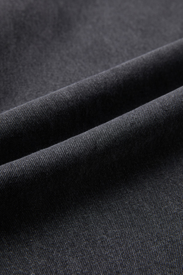 그레이 루즈핏 드로우 스트링(Drawstring) 청바지는 캐주얼, 미니멀, 시티보이 스타일을 연출하기 좋은 데님 반바지입니다. 봄, 여름, 가을 시즌에 활용하기 좋으며, 일상복으로 편안하게 입을 수 있습니다. 부드러운 면과 데님 소재 혼방으로 제작되어 편안한 착용감을 선사합니다. 허리 부분의 밴딩과 스트링 디테일로 활동성을 높였으며, 루즈핏 디자인으로 여유로운 실루엣을 연출합니다. 동네 마실룩이나 여행룩에 매치하여 스타일리시함을 더해보세요.
