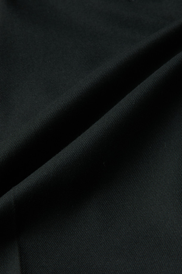 그레이 레귤러 핏 셋업 팬츠는 포멀하고 세련된 스타일을 연출하는 남성용 정장 바지입니다. 레이온, 폴리에스터, 폴리우레탄 혼방 소재로 제작되어 부드러운 촉감과 편안한 착용감을 선사합니다. 사계절 내내 활용 가능하며, 셋업으로 착용하여 더욱 완성도 높은 오피스룩, 비즈니스 캐주얼, 회의룩을 연출할 수 있습니다. 클래식, 미니멀, 시크한 스타일을 선호하는 남성분들께 추천하며, 레귤러 핏으로 제작되어 편안하면서도 깔끔한 실루엣을 제공합니다. 무지 디자인으로 어떤 상의와도 쉽게 매치할 수 있어 활용도가 높습니다.
