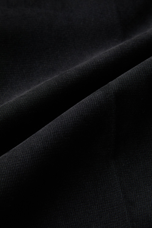 블랙 마일드 셋업 팬츠는 폴리에스테르와 폴리우레탄 혼방 소재로 제작되어 부드러운 촉감을 선사합니다. 레귤러 핏으로 제작되어 편안한 착용감을 제공하며, 하프 밴딩 디테일로 활동성을 더했습니다. 포멀한 스타일을 연출하며, 오피스룩, 비즈니스 캐주얼, 출근룩에 적합합니다. 클래식, 미니멀, 시크한 스타일을 선호하는 분들께 추천하며, 셋업으로도 활용 가능합니다. 무지 패턴의 블랙 컬러로 어떤 상의와도 쉽게 매치할 수 있습니다.
