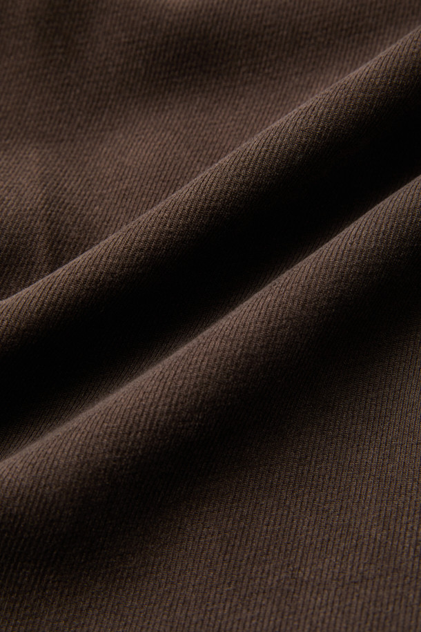 브라운 톤의 부드러운 촉감이 돋보이는 "브라운 마일드 셋업 팬츠"입니다. 폴리에스테르와 폴리우레탄 혼방 소재로 제작되어 편안한 착용감을 선사하며, 레귤러 핏으로 깔끔한 실루엣을 연출합니다. 포멀한 스타일과 미니멀, 시크한 무드를 동시에 만족시켜 오피스룩, 비즈니스 캐주얼, 모임룩 등 다양한 TPO에 활용하기 좋습니다. 무지 패턴으로 어떤 상의와도 쉽게 매치할 수 있으며, 하프 밴딩 디테일로 편안함까지 더했습니다. 세트 착장이 가능하여 더욱 완성도 높은 스타일을 연출할 수 있습니다.
