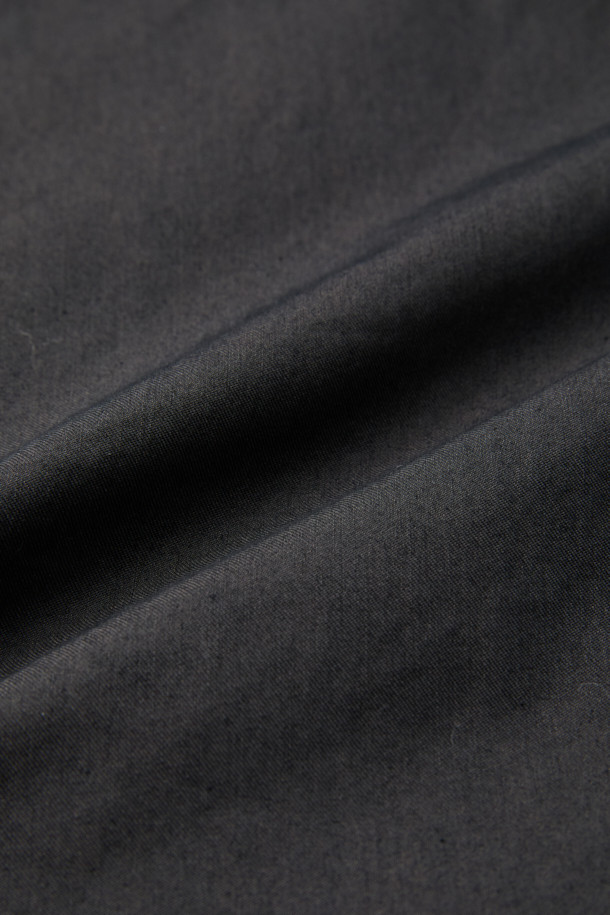 블랙 루즈 핏 면 혼방 셋업 팬츠는 포멀한 스타일을 추구하는 당신을 위한 완벽한 선택입니다. 출근룩, 비즈니스 캐주얼, 모임룩 등 다양한 TPO에 활용 가능하며, 클래식, 미니멀, 시크한 무드를 연출합니다. 면, 나일론, 폴리에스테르 혼방 소재로 제작되어 편안한 착용감을 선사하며, 루즈 핏 디자인으로 활동성을 높였습니다. 히든 밴딩 처리로 깔끔한 허리 라인을 유지하며, 셋업으로 스타일리시한 룩을 완성할 수 있습니다. 무지 패턴의 긴 기장 바지로, 어떤 상의와도 쉽게 매치하여 세련된 스타일을 연출해 보세요.
