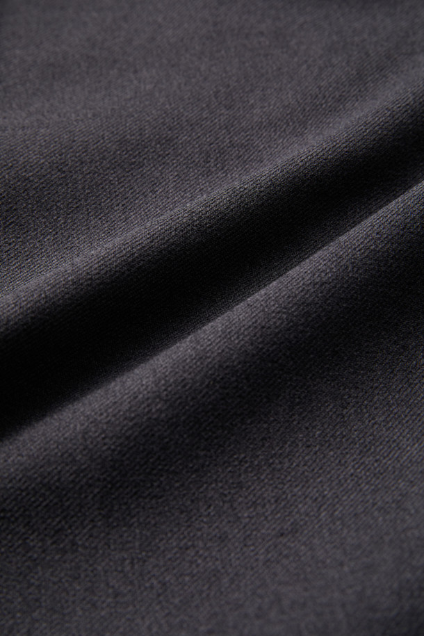 세련된 그레이 톤의 텍스처 셋업 팬츠입니다. 울라이크(Wool-like) 소재를 사용하여 포멀한 스타일을 연출하며, 루즈핏으로 편안한 착용감을 제공합니다. 무지 디자인과 투톤 컬러가 특징이며, 히든 밴딩으로 허리 부분의 깔끔함을 더했습니다. 오피스룩, 비즈니스 캐주얼, 회의룩 등 다양한 TPO에 활용 가능하며, 클래식하고 미니멀한 스타일을 선호하는 분들께 추천합니다. 셋업으로 스타일 완성을 할 수 있습니다.
