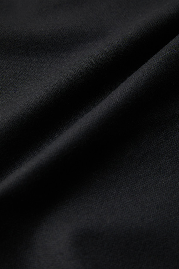 블랙 루즈 핏 셋업 팬츠는 포멀한 스타일을 위한 완벽한 선택입니다. 부드러운 촉감의 폴리에스터, 레이온, 폴리우레탄 혼방 소재로 제작되어 중량감 있는 편안함을 선사합니다. 무지 디자인에 루즈핏으로, 오피스룩, 비즈니스 캐주얼, 출근룩 등 다양한 TPO에 활용 가능합니다. 히든 밴딩 처리로 깔끔한 핏을 유지하며, 세트 착장으로 더욱 시크하고 클래식한 스타일을 연출할 수 있습니다. 미니멀한 디자인으로 어떤 상의와도 쉽게 매치하여 스타일리시한 룩을 완성해 보세요.
