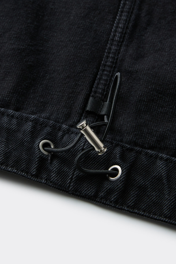 블랙 데님 후드 재킷은 캐주얼한 무드의 후드 자켓입니다. 봄, 가을에 어울리는 릴랙스핏으로 편안하게 착용 가능하며, 데님과 면 혼방 소재로 제작되었습니다. 지퍼 여밈 방식에 스트링 디테일, YKK 2-Way 지퍼로 실용성을 더했습니다. 동네 마실룩, 봄 소풍룩 등 가벼운 외출에 시티보이, 미니멀 스타일로 연출하기 좋습니다. 크롭 기장의 디자인으로 트렌디함을 더했습니다.
