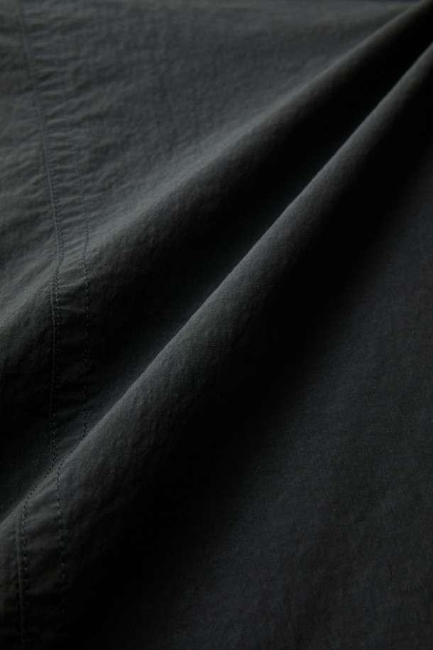 블랙 패딩 숏 파카입니다. 넉넉한 오버핏으로 제작되어 편안한 착용감을 선사하며, 겨울철 데일리룩에 따뜻함과 스타일을 더해줍니다. 미니멀하고 베이직한 디자인으로 다양한 스타일 연출이 가능하며, 지퍼형 여밈과 밑단 스트링 디테일로 실용성을 높였습니다. 겉감은 매트한 질감의 나일론, 폴리에스테르, 면 혼방 소재를 사용하여 부드러운 착용감을 제공하며, 두꺼운 패딩 충전재가 뛰어난 보온성을 자랑합니다. 2-Way 지퍼 디테일로 활동성을 높였으며, 긴 소매 기장으로 겨울철 추위에도 끄떡없습니다.
