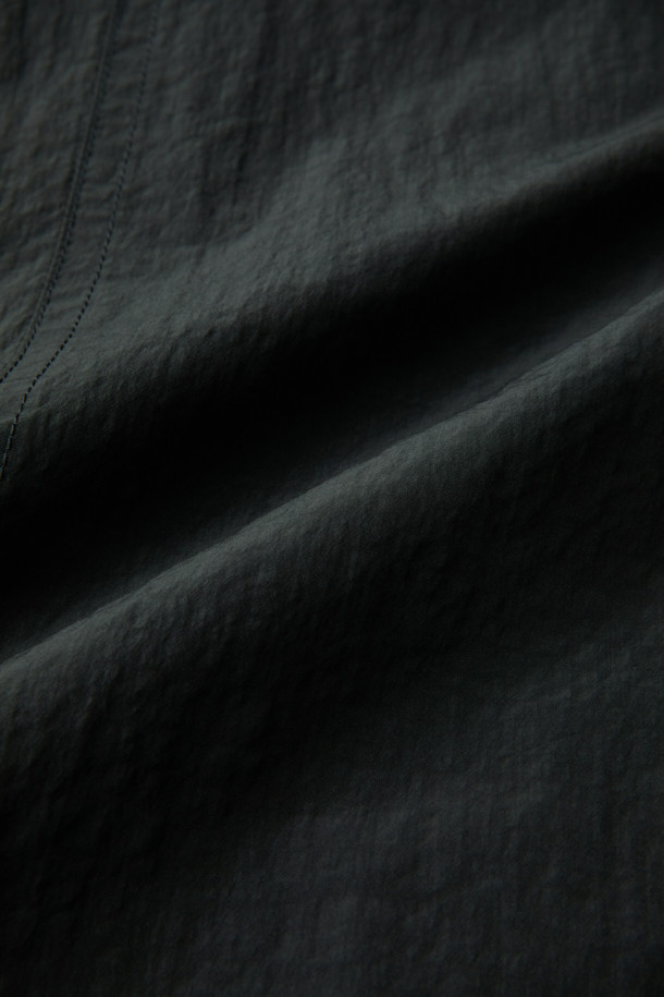 블랙 패딩 롱 파카는 겨울철 데일리룩, 산책, 여행 시 따뜻하고 스타일리시하게 연출하기 좋은 아우터입니다. 넉넉한 오버핏으로 편안한 착용감을 선사하며, 무지 디자인과 블랙 컬러로 미니멀하고 베이직한 스타일을 연출합니다. 두꺼운 두께감과 매트한 촉감의 나일론, 폴리에스테르, 면 혼방 소재로 제작되어 보온성을 높였습니다. 2-Way 지퍼, 소매 조절 밴드, 패딩 충전재 등의 디테일이 돋보이며, 긴 소매 기장과 롱 기장으로 한겨울 추위에도 끄떡없는 보온력을 제공합니다. 지퍼로 간편하게 여밀 수 있습니다.
