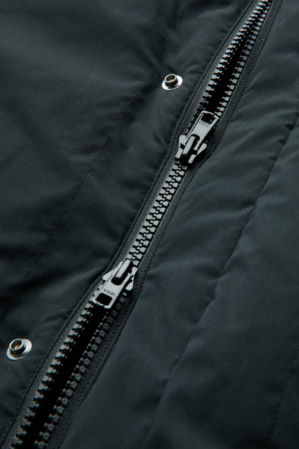 블랙 롱 다운 재킷은 겨울철 데일리룩에 미니멀하고 클래식한 스타일을 더해줄 필수 아이템입니다. 매트한 질감의 폴리에스테르 소재로 제작되어 뛰어난 보온성을 자랑하며, 오버핏 디자인으로 편안한 착용감을 선사합니다. YKK 2-Way 지퍼와 구스다운 80:20 충전재를 사용하여 보온성과 활동성을 모두 갖췄습니다. 롱 기장의 무지 디자인으로 어떤 옷에도 쉽게 매치할 수 있어 활용도가 높습니다. 추운 날씨에도 스타일리시함을 놓치지 않도록 도와주는 완벽한 겨울 아우터입니다.
