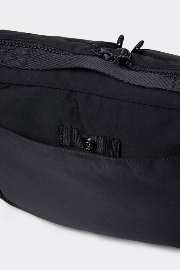 블랙 코튼 크로스백은 면과 나일론 혼방 소재로 제작되어 튼튼하며, 미니멀하고 캐주얼한 스타일을 연출합니다. 사각 형태의 미디엄 사이즈 가방으로, 로고, 리벳, 참 장식이 포인트로 더해져 세련된 느낌을 줍니다. 사이즈 조절이 가능하며, 탈부착 파우치가 있어 실용성을 높였습니다. 출근룩과 비즈니스 캐주얼에 활용하기 좋으며, 시티보이 스타일을 완성하는 데 적합합니다. 일상생활에서 편안하게 사용할 수 있는 아이템입니다.
