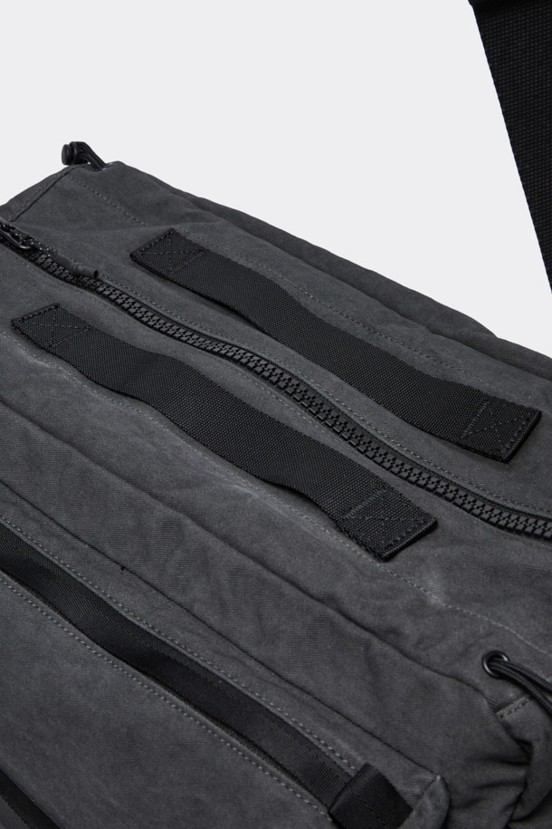 그레이 컬러의 면 소재 보스턴백입니다. 넉넉한 라지 사이즈로 여행룩, 휴가룩, 캠핑룩 등 다양한 TPO에 활용할 수 있습니다. 캐주얼, 미니멀, 시티보이 스타일을 연출하기 좋으며, 무지 디자인에 워싱 디테일이 더해져 빈티지한 멋을 살렸습니다. 쓰리웨이 방식으로 숄더백, 크로스백으로 활용 가능하며, 사이즈 조절이 가능하여 실용적입니다. 미니 파우치가 포함되어 소지품을 더욱 효율적으로 수납할 수 있으며, 포켓이 있어 수납력을 높였습니다.
