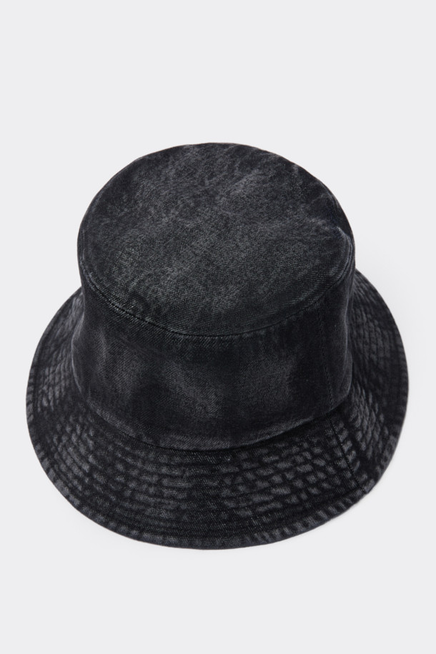 블랙 워시드 데님 버킷햇은 캐주얼, 미니멀, 레트로 스타일을 즐기는 당신을 위한 아이템입니다. 봄, 여름, 가을 계절에 적합하며, 데님 소재에 워싱 처리하여 빈티지한 텍스처와 불균일한 워싱으로 독특한 매력을 더했습니다. 깊은 모자 깊이와 안정적인 챙 넓이로 편안한 착용감을 선사하며, 로고 금속 장식이 디자인의 포인트를 더합니다. 동네 마실룩, 산책룩, 여행룩 등 다양한 TPO에 활용하여 스타일리시함을 연출해보세요.
