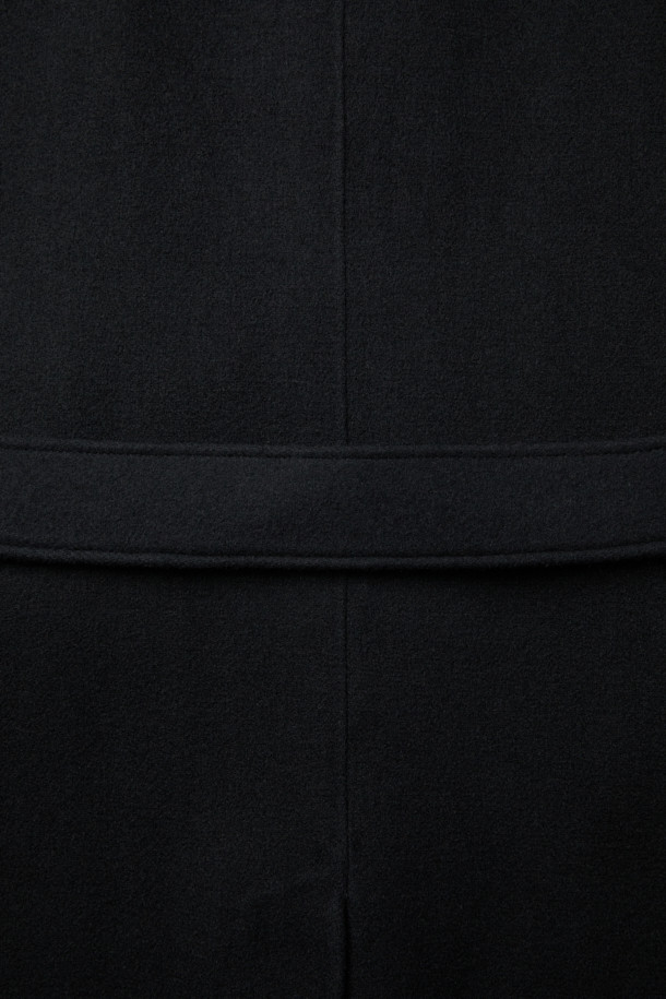 세련된 무드를 연출하는 블랙 울 맥 코트입니다. 가을, 겨울 시즌에 어울리는 두꺼운 두께감으로 보온성을 높였으며, 미니멀하고 클래식한 디자인이 특징입니다. 히든 버튼 여밈 방식과 오버핏으로 편안한 착용감을 선사하며, 탈부착 가능한 허리 벨트와 비죠 장식으로 다양한 스타일을 연출할 수 있습니다. 롱 기장과 긴 소매, 둥근 포켓 디테일이 돋보이며, 상체 상단 부분 안감 처리를 통해 고급스러움을 더했습니다. 출근룩, 비즈니스 캐주얼, 모임룩 등 다양한 TPO에 활용 가능하며, 시크하고 세련된 스타일을 완성해 보세요.
