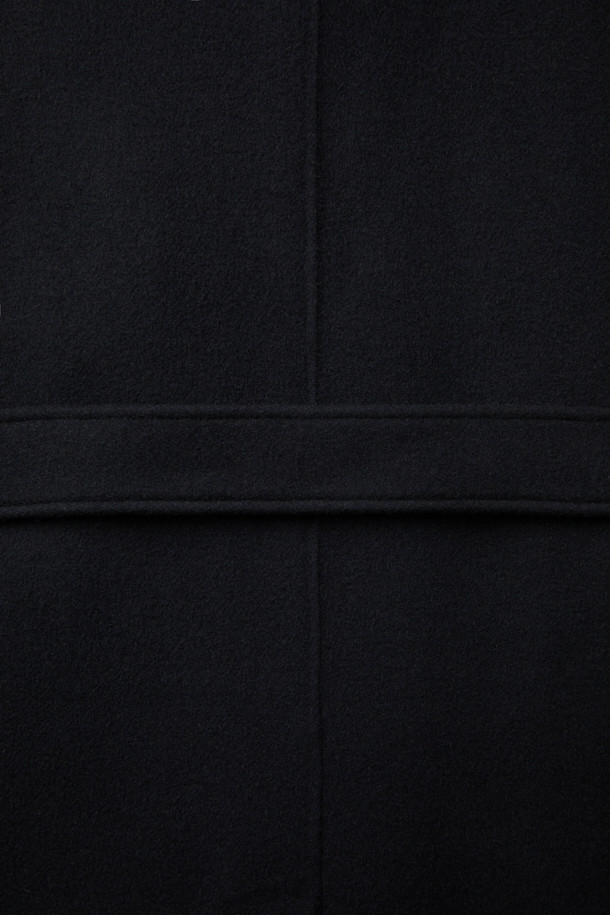 블랙 캐시미어 블렌디드 맥 코트는 미니멀하고 클래식한 스타일을 추구하는 분들을 위한 아우터입니다. 울, 나일론, 캐시미어, 폴리우레탄의 혼방 소재로 제작되어 부드러운 촉감과 고급스러운 분위기를 선사합니다. 히든 버튼 여밈 방식과 오버핏 실루엣으로 편안하면서도 세련된 핏을 연출하며, 탈부착 가능한 허리 벨트와 비죠 장식으로 다양한 스타일을 연출할 수 있습니다. 가을, 겨울 시즌에 출근룩, 오피스룩, 모임룩 등 다채로운 TPO에 활용 가능하며, 핸드메이드 공법 봉제와 둥근 모서리 포켓 등의 디테일이 돋보입니다. 상체 상단 부분만 안감 처리되어 보온성을 더했습니다.
