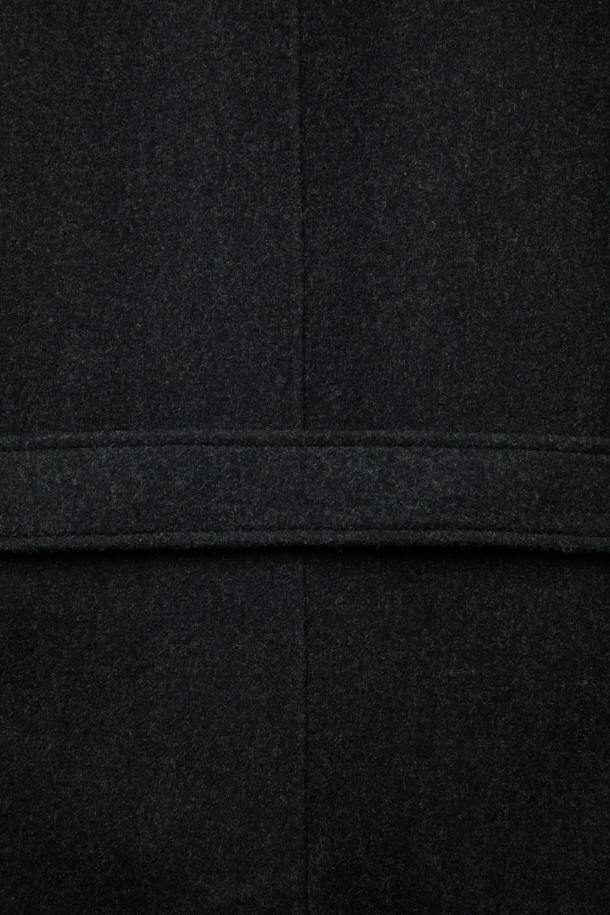 그레이 캐시미어 블렌드 맥 코트는 남성 고객을 위한 아우터입니다. 가을과 겨울에 어울리는 두꺼운 두께감으로, 캐시미어, 울, 나일론, 폴리우레탄 혼방 소재를 사용하여 부드러운 촉감을 선사합니다. 히든 버튼 여밈 방식의 롱 기장 오버핏 코트로, 클래식, 미니멀, 시크 스타일을 연출하기 좋습니다. 탈부착 가능한 허리 벨트와 비죠 장식, 핸드메이드 봉제, 둥근 포켓 디자인, 상체 상단 안감 적용 등 디테일이 돋보이며, 출근룩, 비즈니스 캐주얼, 모임룩에 활용하기 좋습니다.
