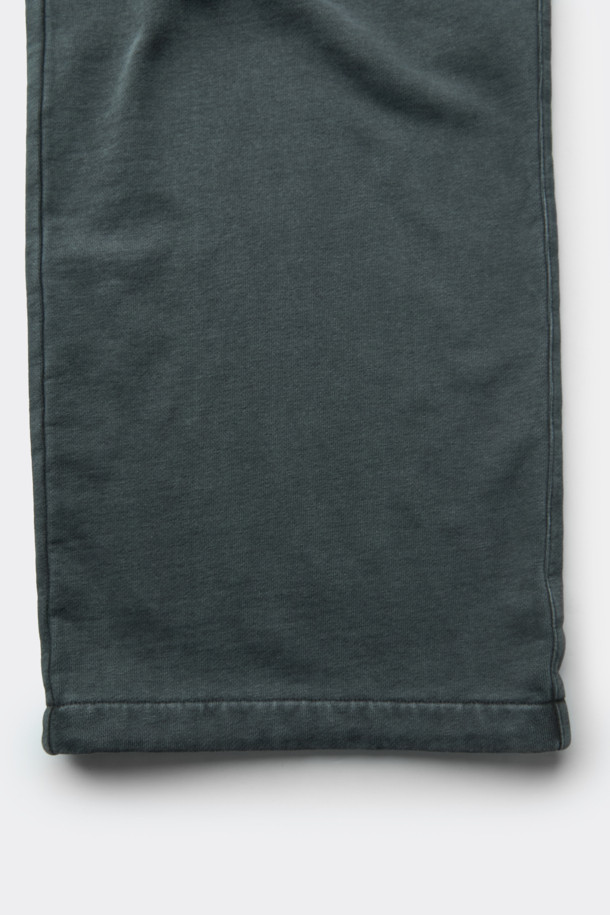 그레이 염색 스웻 팬츠는 편안한 일상 스타일을 위한 완벽한 선택입니다. 피그먼트 다잉 기법으로 제작되어 자연스러운 색감과 탄탄한 촉감을 자랑하며, 와이드핏으로 트렌디한 무드를 연출합니다. 허리 밴딩과 스트링, 밑단 스트링 스토퍼를 통해 편안한 착용감을 제공하며, 포켓 하단 로고 자수가 은은한 포인트를 더합니다. 봄, 가을, 겨울 모두 활용 가능한 긴 기장의 스웻 팬츠는 집콕룩, 산책룩은 물론 미니멀, 시티보이 스타일까지 소화 가능한 활용도 높은 아이템입니다. 후면 벨트고리에는 시그니처 스트링 디테일이 더해져 더욱 스타일리시하게 연출할 수 있습니다.
