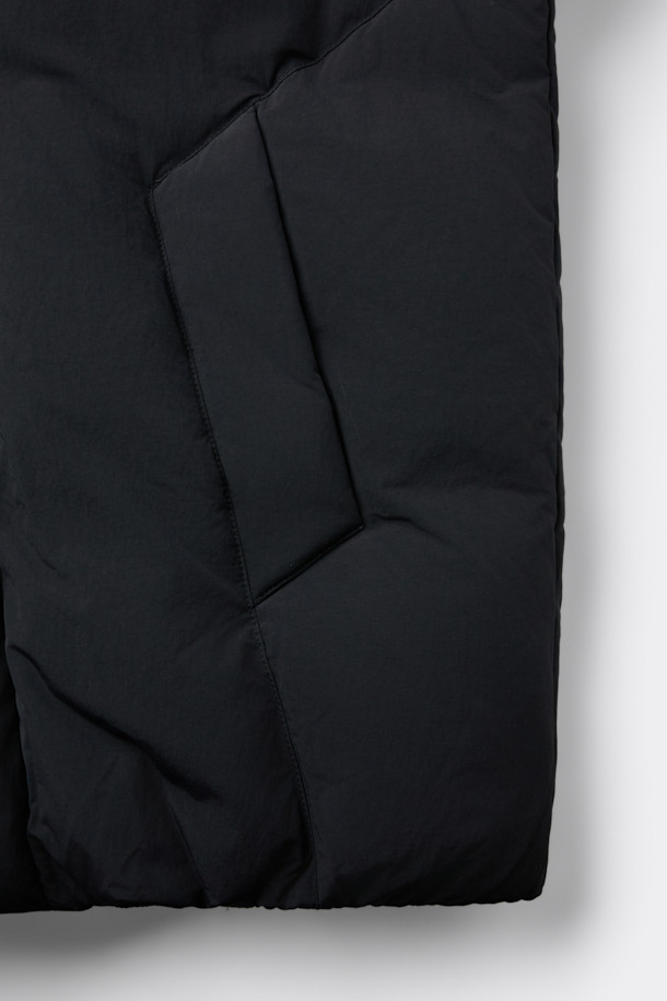 블랙 후디 다운 푸퍼 재킷은 겨울철 일상에서 캐주얼하고 미니멀한 스타일을 연출하기에 적합합니다. 넉넉한 오버핏에 후드 디자인으로 편안함을 더했으며, 무지 패턴으로 어떤 옷에도 쉽게 매치할 수 있습니다. 나일론과 구스다운 소재를 사용하여 보온성을 높였으며, 두꺼운 두께감으로 추운 날씨에도 따뜻하게 착용할 수 있습니다. 집업 여밈 방식에, 이중 플라켓, 히든 포켓, 밑단 스트링, 2-Way 지퍼 등의 디테일로 실용성을 더했습니다. 긴 소매 기장으로 더욱 포근한 착용감을 선사합니다.
