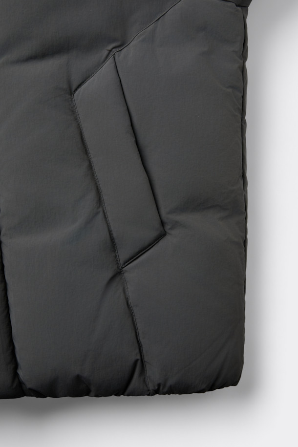 브라운 후디 다운 푸퍼 재킷은 겨울철 일상에서 캐주얼하고 미니멀한 스타일을 연출하기에 좋은 아우터입니다. 넉넉한 오버핏으로 편안함을 강조하며, 후드와 이중넥, 이중 플라켓, 2-WAY 지퍼 등의 디테일이 돋보입니다. 무지 디자인에 나일론과 구스다운 소재를 사용하여 보온성을 높였으며, 두꺼운 두께감으로 추운 날씨에도 따뜻하게 착용할 수 있습니다. 밑단 스트링과 히든 포켓은 실용성을 더해주며, 긴 소매 기장으로 더욱 포근한 느낌을 줍니다.
