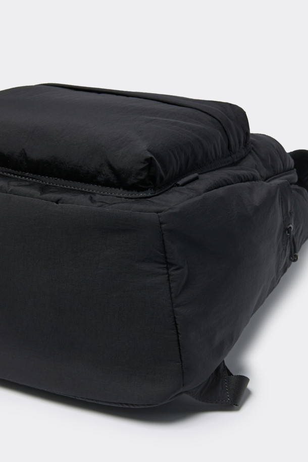 블랙 나일론 백팩은 남성을 위한 미니멀, 캐주얼, 시티보이 스타일의 가방입니다. 튼튼한 나일론 소재로 제작되어 생활 방수 기능과 뛰어난 내구성을 자랑하며, 사각 형태에 로고 디자인으로 포인트를 더했습니다. 내부에는 노트북 수납 공간이, 외부에는 전면 2단 오픈 포켓, 전면 포켓, 사이드 포켓이 있어 수납력을 높였습니다. 지퍼와 벨크로형 잠금 방식으로 내용물을 안전하게 보호하며, 조절 가능한 숄더 스트랩과 상단 핸들로 편안한 착용감을 제공합니다. 출근룩, 여행룩, 워크샵룩 등 다양한 TPO에 활용하기 좋습니다.
