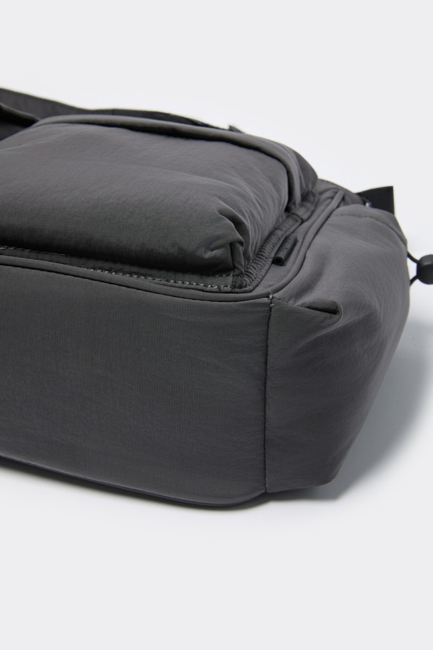 그레이 나일론 크로스백은 남성 고객을 위해 디자인된 미니멀하고 캐주얼한 스타일의 가방입니다. 생활 방수 기능과 경량성을 갖춰 출근룩, 여행룩, 동네 마실룩 등 다양한 TPO에 활용하기 좋습니다. 사각형 모양에 로고 디자인 장식이 더해졌으며, 내구성이 뛰어나고 컴팩트한 사이즈로 제작되었습니다. 내부에는 다양한 포켓이 있어 수납력을 높였으며, 길이 조절이 가능한 스트랩과 패디드 처리로 편안한 착용감을 제공합니다.
