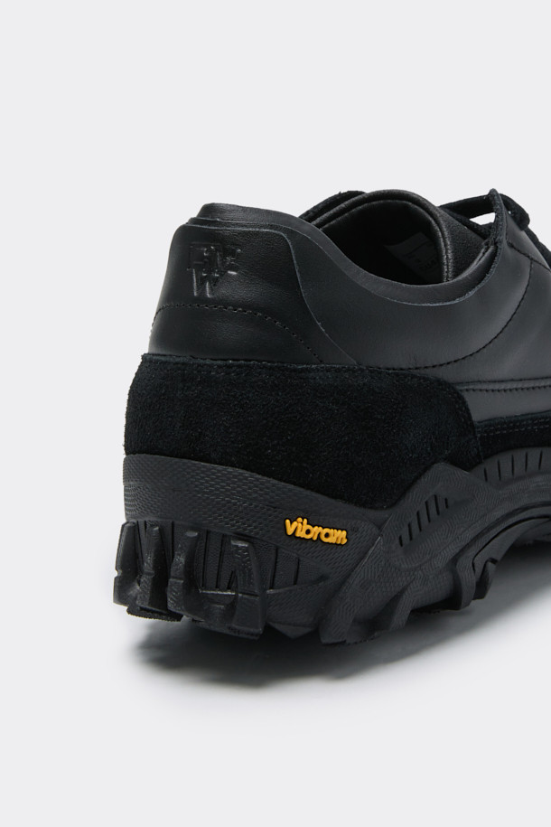 블랙 비브람 가죽 스니커즈는 남성용으로, 소가죽과 스웨이드 소재를 사용하여 제작되었습니다. 라운드 앞코에 무지 디자인으로, 베이직하고 심플한 스타일을 연출합니다. 비브람 아웃솔을 사용하여 충격 흡수와 내구성을 높였으며, 발목 부분의 볼륨감과 뒷꿈치 로고 디테일이 특징입니다. 사계절 모두 착용 가능하며, 끈으로 여미는 로우탑 디자인으로 클래식, 미니멀, 캐주얼 스타일을 모두 소화할 수 있습니다. 플랫 굽에 편안한 착용감을 제공합니다.
