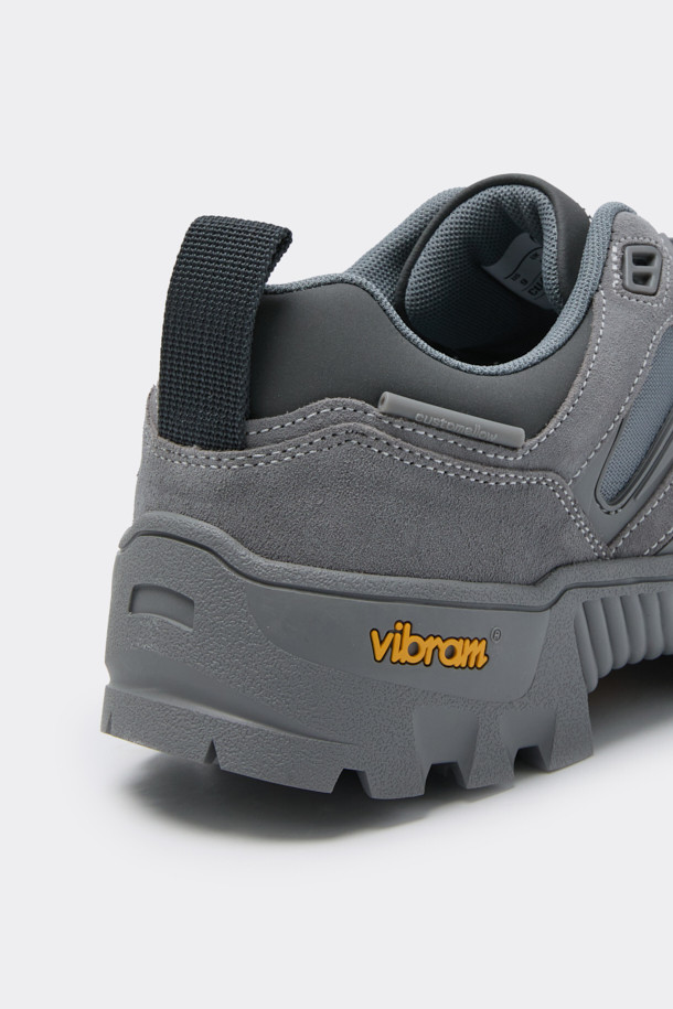 그레이 컬러의 Vibram(비브람) 하이브리드 스니커즈는 남성 고객을 위해 디자인되었습니다. 스웨이드와 메쉬 소재를 사용하여 사계절 모두 착용 가능하며, 일상과 아웃도어 활동에 적합합니다. 비브람 아웃솔을 적용하여 내구성과 충격 흡수 기능을 제공하며, 힐탭 스트랩과 3M 스트링, 로고 패턴으로 포인트를 더했습니다. 유틸리티 스타일의 캐주얼, 고프코어, 미니멀 룩에 잘 어울리는 아이템입니다.
