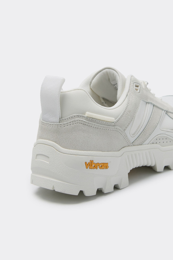 화이트 비브람 하이브리드 스니커즈는 일상과 아웃도어 활동 모두에 적합한 남성용 스니커즈입니다. 스웨이드와 메쉬 소재의 조화로 제작되었으며, 라운드 앞코에 플랫 굽 디자인으로 편안한 착용감을 제공합니다. 비브람 아웃솔을 사용하여 탁월한 접지력과 내구성을 자랑하며, 충격 흡수 기능으로 활동성을 높였습니다. 힐탭 스트랩, 3M 스트링, 유틸리티 스타일의 디테일과 로고 패턴이 더해져 캐주얼, 미니멀, 클래식 스타일을 완성합니다. 여행룩과 산책룩에 활용하기 좋은 디자인입니다.
