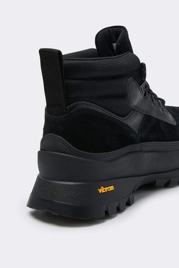 블랙 비브람 하이브리드 부츠는 남성용 부츠로, 하이킹과 일상생활 모두에 적합한 디자인입니다. 스웨이드, 합성가죽, 메쉬 소재를 사용하여 가을, 겨울철에 따뜻하고 편안하게 착용할 수 있습니다. 라운드 앞코에 하이탑 디자인, 레이스업 방식을 적용했으며, 힐탭 스트랩, 3M 스트링, 비브람 아웃솔을 통해 기능성과 내구성을 높였습니다. 충격 흡수 기능과 스티치 디테일, 레이어드 가죽 패널을 더해 스트리트, 스포티, 고프코어 및 워크웨어 스타일을 완성할 수 있습니다.
