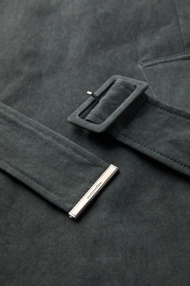 세련된 스타일을 완성하는 그레이 벨티드 맥 코트입니다. 남녀 공용으로, 봄, 가을 시즌에 착용하기 좋은 오버핏 디자인의 맥 코트입니다. 베이직하고 클래식한 무드를 자아내며, 무지 패턴과 허리 벨트로 포인트를 더했습니다. 히든 버튼 여밈과 긴 소매 기장으로 깔끔한 실루엣을 연출하며, 출근룩, 비즈니스 캐주얼, 모임룩 등 다양한 TPO에 활용할 수 있습니다. 면 소재로 제작되어 편안한 착용감을 선사하며, 미니멀하고 시크한 스타일을 완성해 보세요.
