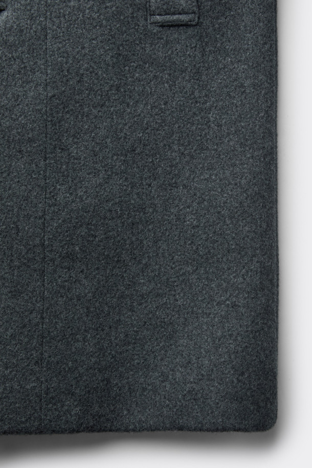 멜란지 그레이 컬러의 남성용 하이넥 코트입니다. 울과 나일론 혼방 소재로 제작되어 가을, 겨울 시즌에 적합하며, 두꺼운 두께감으로 보온성을 높였습니다. 래글런 소매 디테일이 돋보이는 레귤러핏 코트로, 버튼 여밈 방식과 무지 디자인으로 베이직하면서도 미니멀한 스타일을 연출합니다. 출근룩, 비즈니스 캐주얼, 모임룩 등 다양한 TPO에 활용 가능하며, 클래식, 미니멀, 시크한 스타일을 완성합니다.
