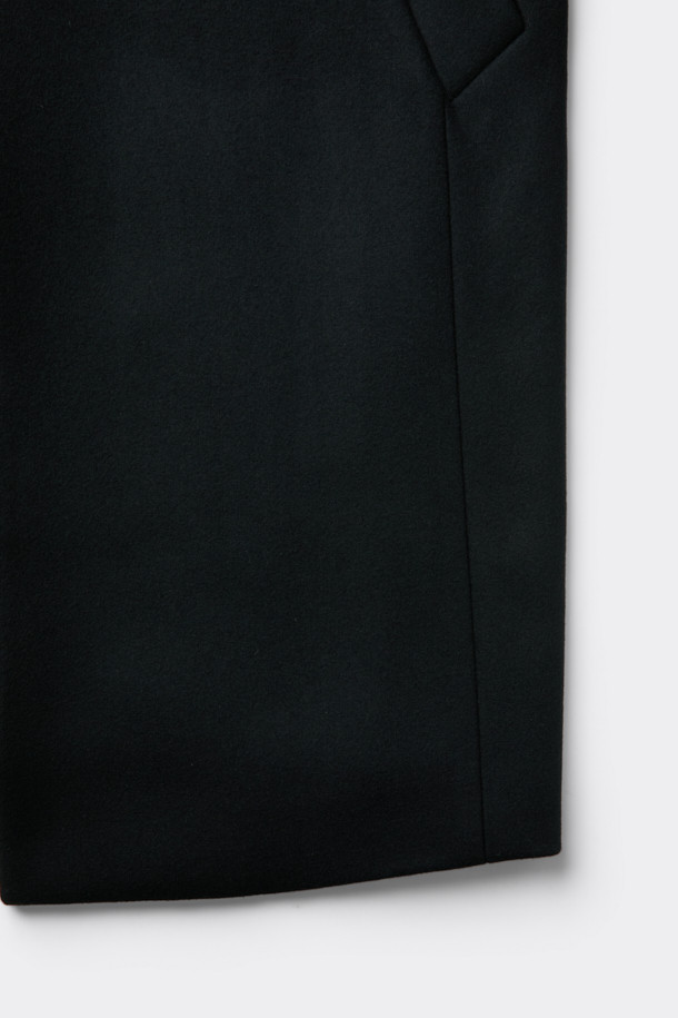 남성용 블랙 오버사이즈 핏 노치드 라펠 코트입니다. 가을, 겨울 시즌에 어울리는 두꺼운 두께감으로, 울, 나일론, 캐시미어 혼방 소재로 제작되어 부드러운 촉감과 보온성을 제공합니다. 미니멀, 클래식 스타일을 기반으로 하여 출근룩, 오피스룩, 모임룩 등 다양한 TPO에 활용 가능합니다. 싱글 버튼 여밈 방식과 롱 기장, 긴 소매 디자인으로 시크한 매력을 더하며, 오버핏으로 편안한 착용감을 선사합니다.
