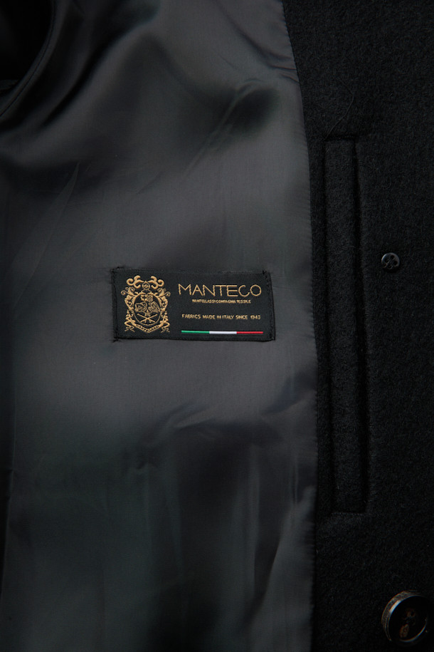 이탈리아 MANTECO 울 소재의 블랙 울 더블 브레스티드 코트입니다. 가을, 겨울 시즌에 어울리는 두꺼운 두께감과 롱 기장으로 클래식하고 미니멀한 스타일을 연출합니다. 더블 버튼 여밈 방식과 오버핏 디자인으로 제작되어 시크한 무드를 더해줍니다. 출근룩, 오피스룩, 모임룩 등 다양한 TPO에 활용 가능하며, 어떤 스타일에도 세련되게 매치할 수 있습니다.
