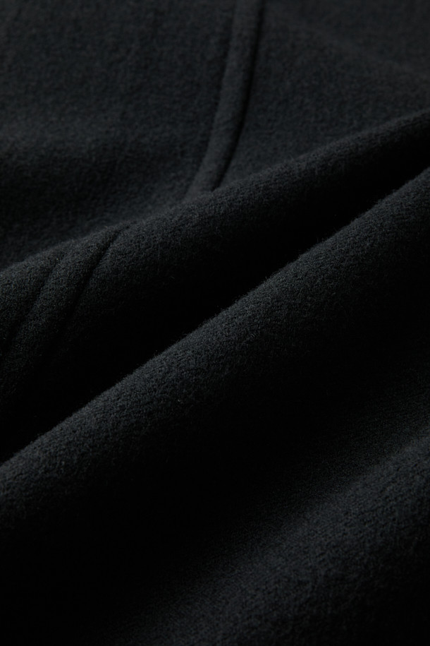 블랙 울 카 코트는 남성 고객을 위한 미니멀하고 클래식한 스타일의 아우터입니다. 가을과 겨울에 착용하기 좋은 두꺼운 두께감의 롱 기장 코트로, 울과 나일론 혼방 소재로 제작되었습니다. 차분한 블랙 컬러에 무지 패턴, 오버핏 디자인으로 시크한 매력을 더합니다. 버튼 여밈 방식과 아웃포켓 디테일이 특징이며, 출근룩, 오피스룩, 모임룩 등 다양한 TPO에 활용할 수 있습니다. 
