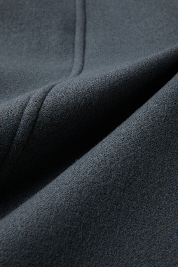 세련된 남성분들을 위한 그레이 울 카코트입니다. 울과 나일론 혼방 소재로 제작되어 가을, 겨울 시즌에 따뜻하고 편안하게 착용할 수 있습니다. 미니멀하고 클래식한 디자인으로 출근룩, 비즈니스 캐주얼, 모임룩 등 다양한 TPO에 활용 가능합니다. 오버핏 실루엣과 싱글 버튼 여밈, 아웃포켓 디테일이 돋보이며, 긴 소매 기장으로 더욱 시크한 분위기를 연출합니다. 무지 패턴의 그레이 컬러는 어떤 스타일에도 쉽게 매치되어 활용도가 높습니다.
