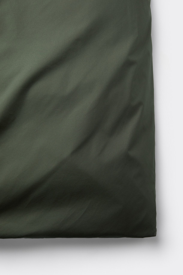 카키 로브 다운 코트는 남성용 겨울 아우터로, 베이직한 스타일에 클래식, 미니멀, 캐주얼 스타일을 모두 아우릅니다. 두꺼운 두께감의 오버핏으로 제작되었으며, 허리 로브 장식으로 포인트를 더했습니다. 80/20 구스다운 충전재와 경량 소재로 제작되어 보온성과 편안함을 동시에 느낄 수 있습니다. 무지 디자인에 긴 소매 기장, 로브 여밈 방식을 갖춘 다운 코트입니다. 폴리에스테르 소재로 제작되었습니다.
