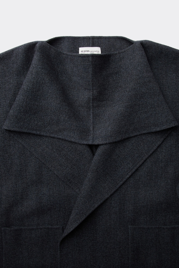 HED MAYNER (헤드 메이너)의 Grey Back Slit Robe Coat (그레이 백 슬릿 로브 코트)는 미니멀한 스타일을 추구하는 당신을 위한 아우터입니다. 가을, 겨울 시즌에 어울리는 롱 기장의 로브 코트로, 이탈리안 울 원단을 사용하여 부드러운 촉감을 선사합니다. 오버핏과 루즈핏으로 편안한 착용감을 강조하며, 후면 넥 슬릿과 벨트 허리 슬릿 구조가 독특한 디자인 포인트를 더합니다. 출근룩, 오피스룩, 모임룩 등 다양한 TPO에 활용 가능한 클래식하고 시크한 아이템입니다.
