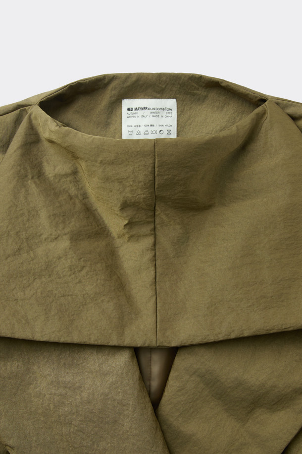 [HED MAYNER] 골드 백 슬릿 로브 코트는 남성용 아우터로, 가을과 겨울에 착용하기 좋습니다. 미니멀하고 모던한 스타일의 이 로브 코트는 부드러운 촉감의 나일론 소재와 넉넉한 오버핏으로 제작되었습니다. 등 부분의 넥 슬릿 디테일과 벨트 허리 슬릿 구조가 특징이며, 내부에는 패딩 안감과 외부 및 내부 포켓이 있어 실용성을 더했습니다. 광택감 있는 골드 컬러는 출근룩이나 모임룩에 시크하고 클래식한 분위기를 연출합니다.
