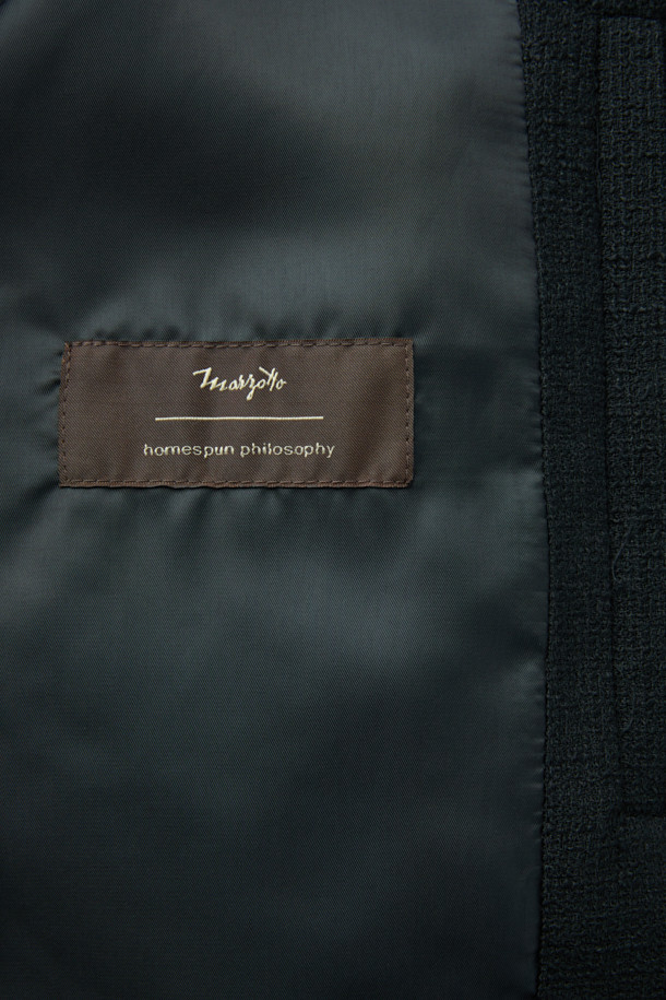 블랙 트위드 지퍼 재킷은 남성용 아우터로, 가을과 겨울에 어울리는 두꺼운 두께감의 자켓입니다. 미니멀하고 클래식한 스타일을 기반으로, YKK 2-Way 지퍼와 사선 절개 디테일이 돋보입니다. 코튼, 울, 아크릴, 나일론 혼방 소재로 제작되어 시크하고 세련된 분위기를 연출합니다. 출근룩과 모임룩 모두 활용 가능하며, 오버핏으로 편안한 착용감을 선사합니다. 긴 소매 기장의 레귤러 기장으로, 다양한 스타일링에 용이합니다.
