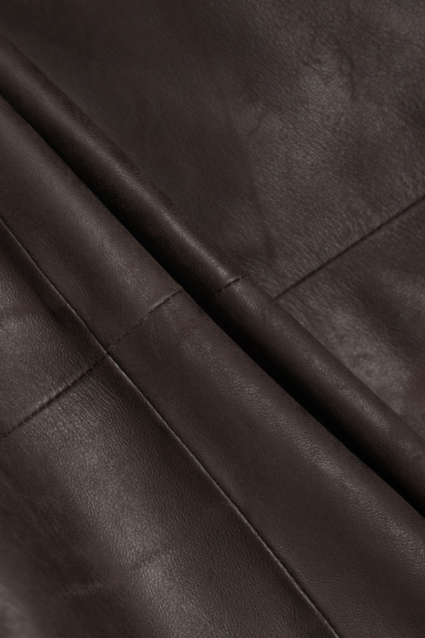 세련된 무드의 브라운 비건 가죽 재킷입니다. 캐주얼, 클래식, 미니멀 스타일을 모두 아우르는 디자인으로, 가을과 겨울에 따뜻함과 스타일을 동시에 잡을 수 있습니다. 오버핏으로 편안한 착용감을 선사하며, 라펠 코트 타입에 미디엄 기장으로 다양한 룩에 활용하기 좋습니다. 출근룩과 모임룩에 모두 잘 어울리며, 그라데이션 외관으로 은은한 멋을 더했습니다. 넉넉한 두께감의 비건 가죽 소재로 제작되어 부드러운 촉감과 보온성을 제공합니다.
