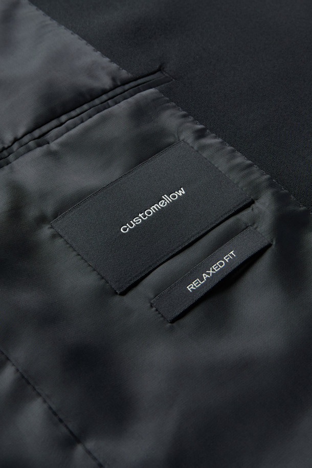 블랙 색상의 릴랙스 핏 울 블렌디드 셋업 재킷입니다. 가을과 겨울에 입기 좋은 두꺼운 두께감으로, 차분하고 시크한 스타일을 연출합니다. 싱글 버튼 디자인과 레귤러 기장으로 클래식하면서도 베이직한 분위기를 강조하며, 셋업으로도 활용 가능합니다. 울과 폴리에스터 혼방 소재로 제작되어 편안한 착용감을 선사합니다. 오피스룩, 비즈니스 캐주얼, 모임룩 등 다양한 TPO에 활용하여 세련된 스타일을 완성해 보세요.
