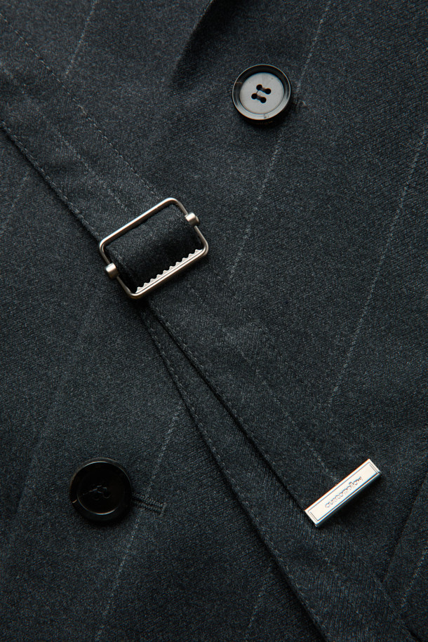 그레이 미드 렝스 스트라이프 셋업 재킷은 남성용 아우터로, 가을과 겨울에 착용하기 좋습니다. 클래식하고 미니멀한 스타일을 추구하는 분들께 적합하며, 오피스룩, 비즈니스 캐주얼, 모임룩 등 다양한 TPO에 활용할 수 있습니다. 릴랙스 핏에 울, 폴리에스테르, 캐시미어, 폴리우레탄 혼방 소재로 제작되어 두께감이 있으며, 허리끈과 벨트 고리로 디테일을 더했습니다. 블레이저 타입의 롱 기장 재킷으로, 세련된 스트라이프 패턴이 특징입니다.
