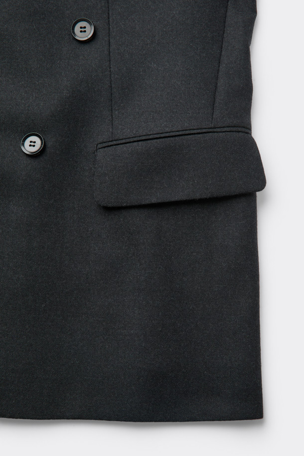 그레이 컬러의 오버사이즈 핏 울 셋업 더블 재킷입니다. 클래식 무드의 무지 디자인으로, 가을과 겨울에 따뜻하게 착용할 수 있습니다. 릴랙스핏과 오버핏으로 편안한 착용감을 선사하며, 피크드 라펠과 더블 버튼, 더블브레스트 디자인이 특징입니다. 오피스룩, 비즈니스 캐주얼, 모임룩 등 다양한 TPO에 활용 가능하며, 미니멀하고 시크한 스타일을 연출하기 좋습니다. 두꺼운 울 소재로 제작되어 보온성이 뛰어나고, 긴 소매 기장으로 안정감을 더합니다.
