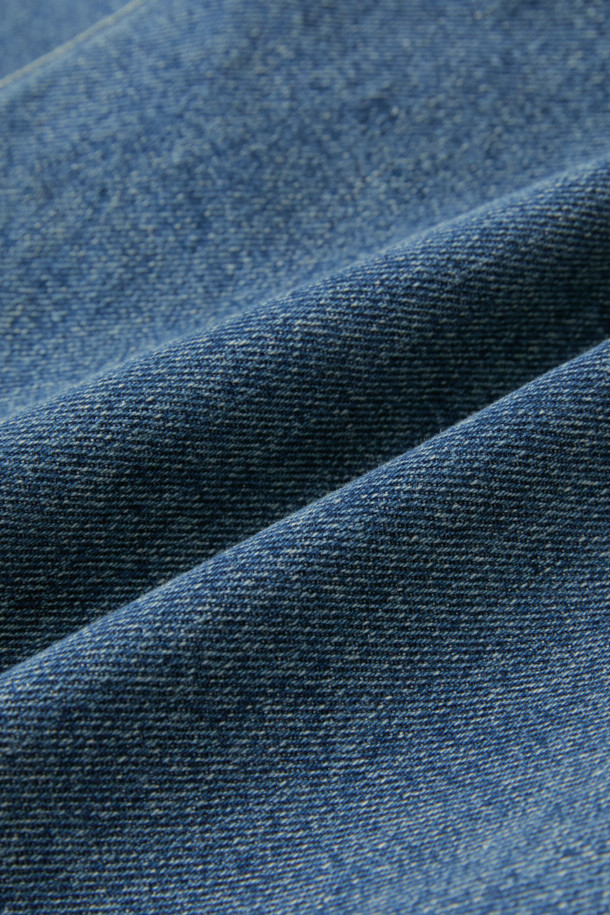 **블루 레귤러 핏 데님 팬츠**는 베이직하면서도 캐주얼한 스타일을 연출하는 남성용 긴바지입니다. 봄, 가을 시즌에 적합하며, 무지 디자인에 레귤러 핏과 테이퍼드 핏으로 편안한 착용감을 제공합니다. 데님 소재 특유의 견고함과 바이오 워싱 처리로 부드러운 촉감을 느낄 수 있습니다. 캐주얼, 미니멀, 클래식 스타일을 즐겨 입는 남성분들에게 추천합니다. 일상생활에서 폭넓게 활용할 수 있는 아이템입니다.
