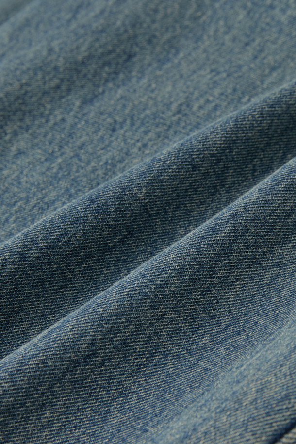 블루 스트레이트 핏 청바지는 남성분들을 위한 베이직하고 캐주얼한 디자인의 데님 팬츠입니다. 사계절 내내 활용 가능하며, 일상복뿐만 아니라 데이트룩이나 출근룩으로도 손색없는 아이템입니다. 바이오 워싱, 스톤 워싱, 도밍고 워싱 처리를 통해 자연스러운 색감과 부드러운 착용감을 제공합니다. 무지 디자인에 옐로우 컬러 틴 브러쉬 디테일로 포인트를 더했으며, 스트레이트 핏으로 캐주얼, 클래식, 미니멀 스타일 모두 소화 가능합니다.
