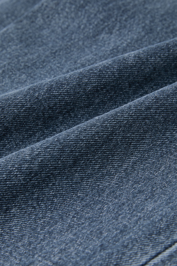 다크 블루 색상의 남성용 스트레이트 핏 데님 팬츠입니다. 사계절 모두 착용 가능하며, 캐주얼, 미니멀, 클래식 스타일을 연출하기 좋습니다. 무지 디자인으로 어떤 상의에도 잘 어울리며, 바이오 워싱, 스톤 워싱, 도밍고 워싱 처리를 거쳐 자연스러운 색감과 부드러운 촉감을 선사합니다. 출근룩이나 데이트룩처럼 다양한 TPO에 활용할 수 있으며, 일자 핏으로 편안하면서도 세련된 실루엣을 완성합니다. 중청 두께감으로 사계절 내내 활용하기 좋습니다.
