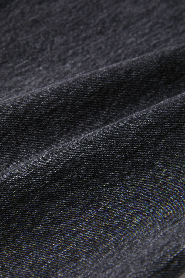 그레이 색상의 남성용 스트레이트 핏 데님 팬츠입니다. 사계절 모두 착용 가능하며, 일상 및 출근룩, 비즈니스 캐주얼에 적합합니다. 베이직하고 캐주얼한 스타일로 미니멀, 클래식한 무드를 연출합니다. 바이오워싱, 스톤워싱, 도밍고 워싱 기법으로 제작되어 자연스러운 색감과 부드러운 촉감을 선사합니다. 무지 디자인의 긴 기장으로, 어떤 상의에도 잘 어울려 활용도가 높습니다.
