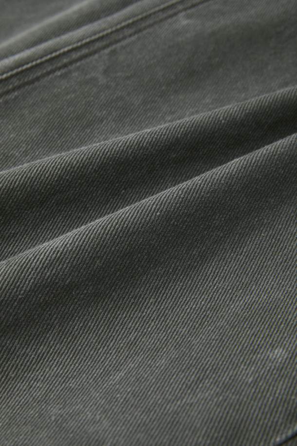 **Green 스트레이트 핏 다잉 팬츠**는 캐주얼, 미니멀, 클래식 스타일을 아우르는 남성용 바지입니다. 톤 다운된 그린 컬러의 면 소재로 제작되어 봄, 가을에 착용하기 좋으며, 일상복과 출근룩 모두 소화 가능한 실용적인 아이템입니다. 스트레이트 핏으로 편안한 착용감을 선사하며, 피그먼트 다잉 및 바이오 워싱 처리하여 자연스러운 색감과 부드러운 촉감을 더했습니다. 무지 디자인으로 어떤 상의와도 쉽게 매치할 수 있어 활용도가 높습니다.
