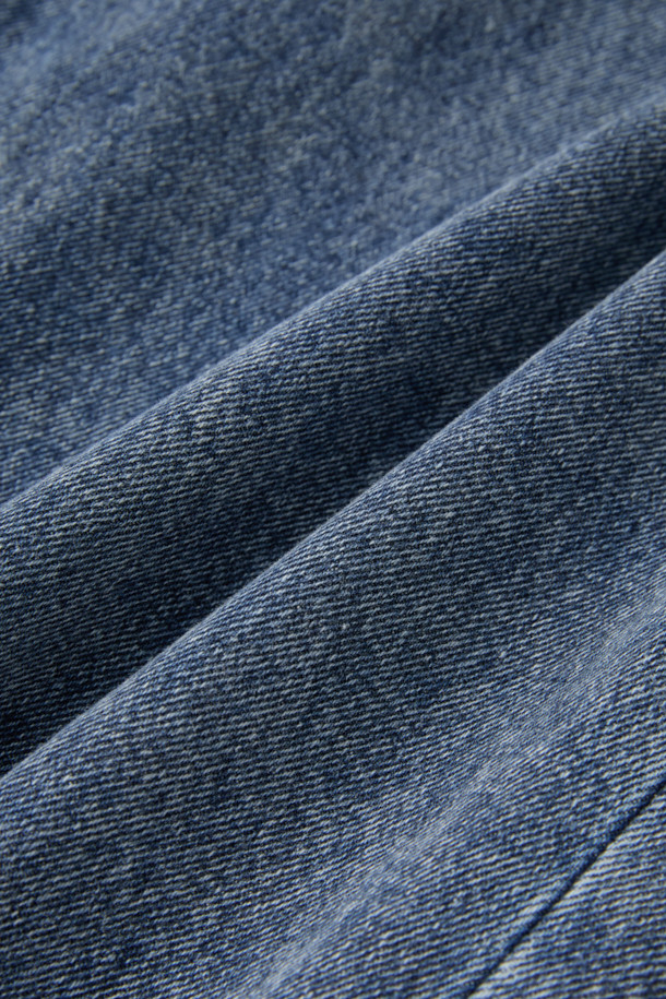 블루 루즈핏 드로우스트링 청바지는 일상, 산책, 캠핑 등 다양한 상황에 어울리는 남성용 데님 팬츠입니다. 루즈핏과 스트레이트 핏으로 편안함을 강조하며, 봄, 가을에 착용하기 좋습니다. 무지 디자인에 피그먼트 워싱과 바이오 워싱 처리를 더하여 자연스러운 멋을 냈습니다. 허리 밴딩과 드로우스트링으로 편안한 착용감을 제공하며, 캐주얼, 미니멀, 시티보이 스타일을 연출하기에 좋습니다.

