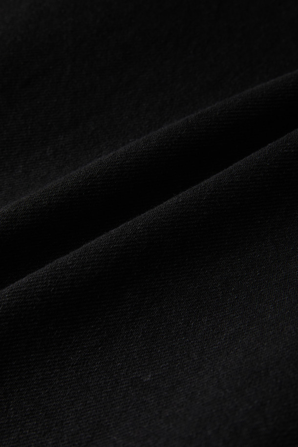 블랙 루즈핏 드로우스트링 청바지를 소개합니다. 편안한 착용감을 선사하는 루즈핏으로, 캐주얼하고 미니멀한 스타일을 연출하기 좋습니다. 부드러운 데님 소재에 바이오 워싱과 스톤 워싱 처리를 더해 자연스러운 멋을 더했습니다. 허리 부분은 드로우스트링(조임 끈)으로 조절하여 편리하게 착용할 수 있으며, 사계절 내내 활용하기 좋은 아이템입니다. 일상복으로 편안하게 즐겨 입을 수 있는 남성 데님팬츠입니다.
